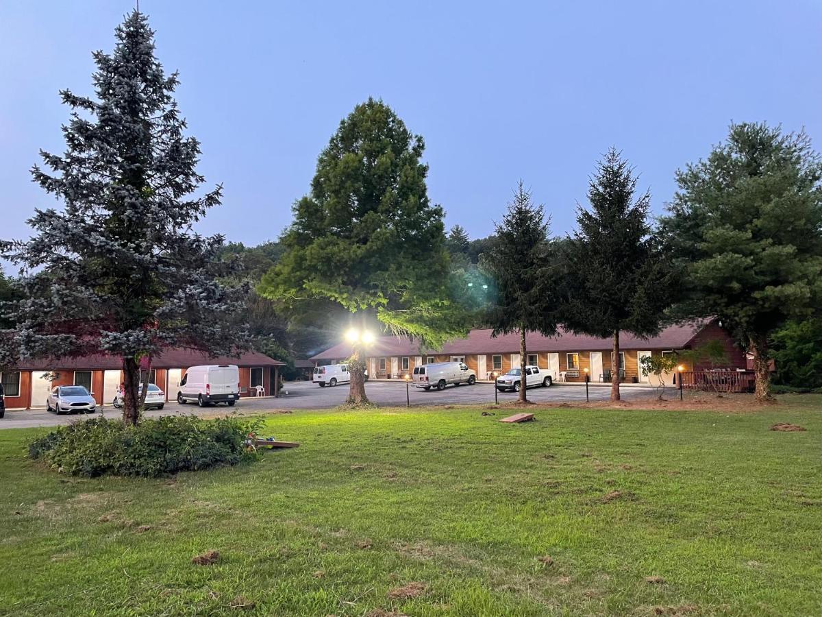 Pine Valley Motel Spruce Pine エクステリア 写真