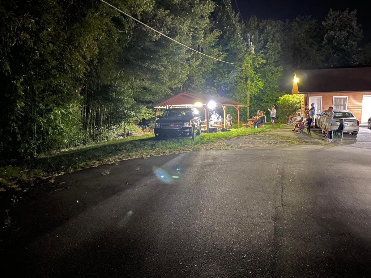 Pine Valley Motel Spruce Pine エクステリア 写真