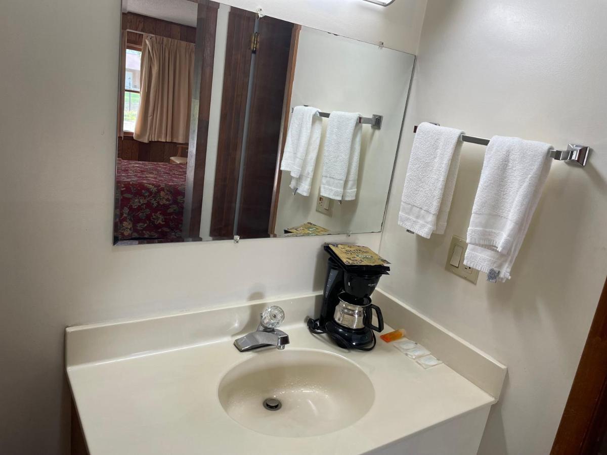 Pine Valley Motel Spruce Pine エクステリア 写真